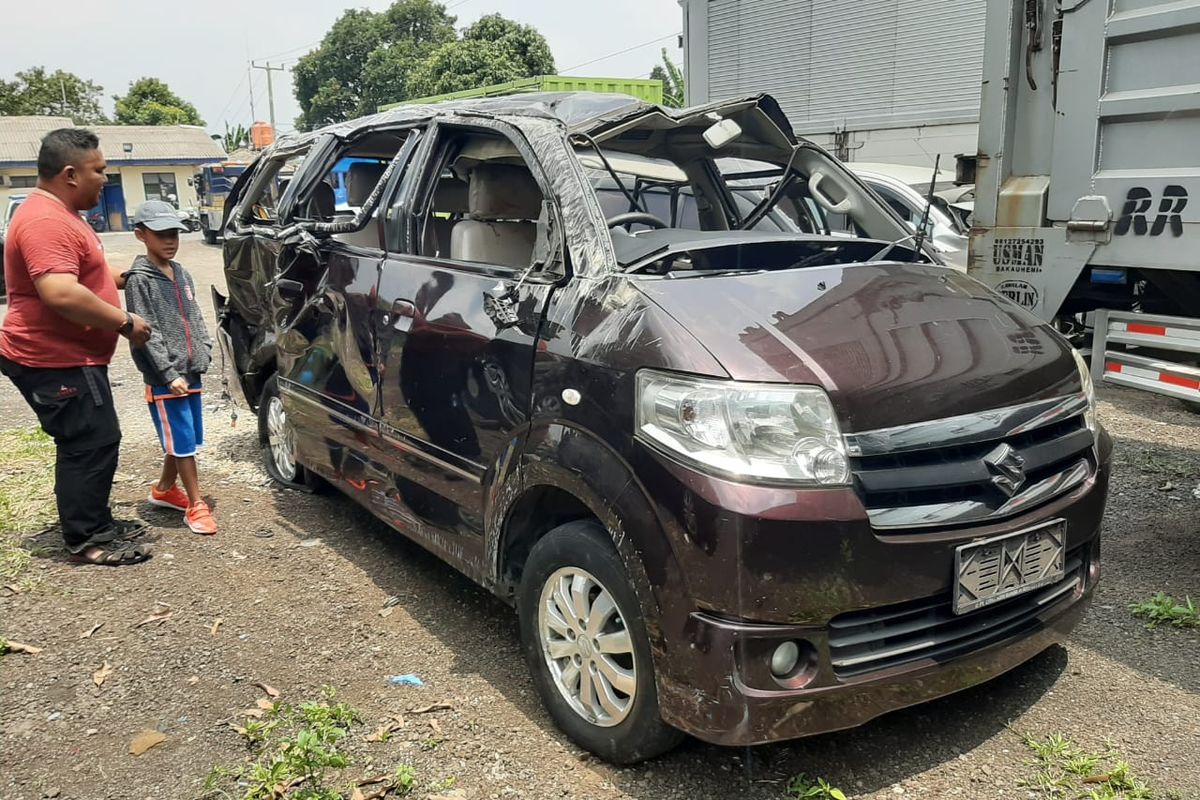 Suzuki APV yang terguling di Tol Jagorawi karena pecah ban
