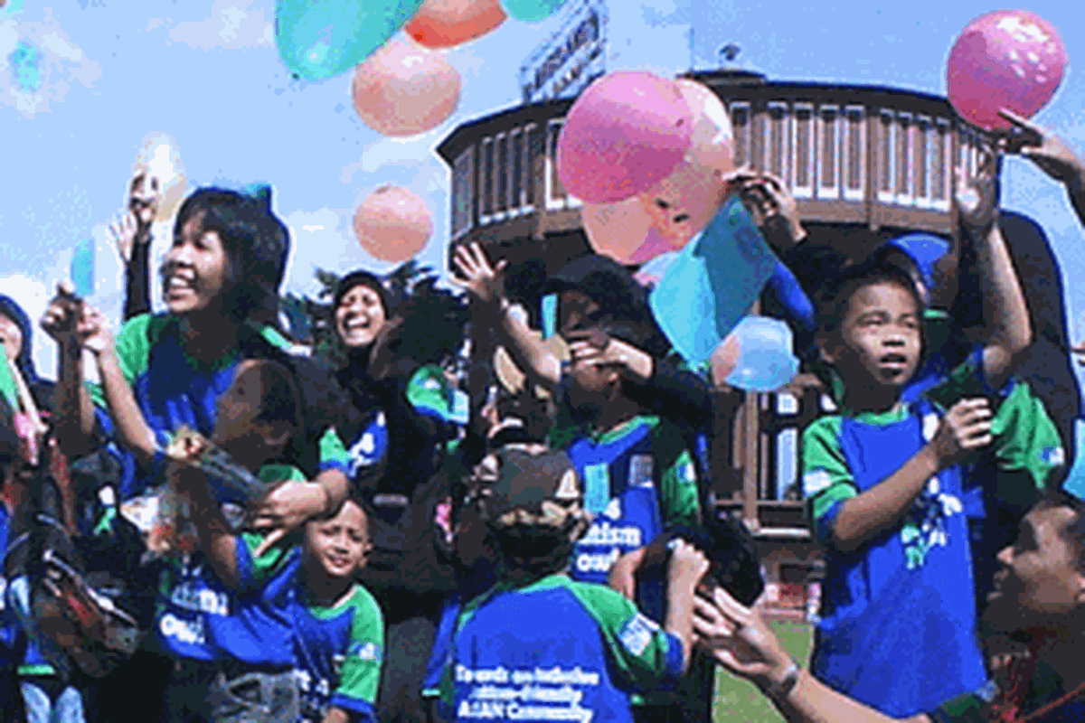 Para siswa Sekolah Khusus Autisme Bina Anggita Magelang dalam aksi peduli Autisme Sedunia di alun-alun Kota Magelang, Sabtu (2/4/2011)