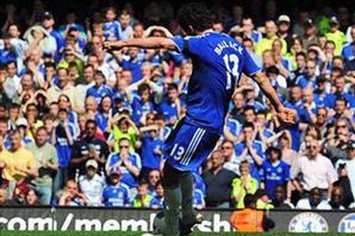 Michaael Ballack melakukan tendangan penalti dengan latar belakang para pendukung Chelsea yang tegang. Dia sukses melaksanakannya dan membawa Chelsea menang 2-1.