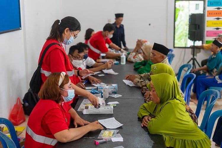 Para lansia menerima layanan kesehatan dari tenaga medis kompeten di Panadol Klinik Cekatan. 