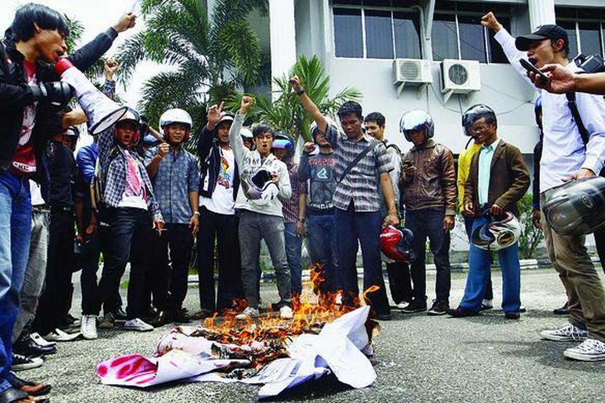 Puluhan aktivis Aliansi Mahasiswa Pencinta Bola Provinsi Riau berdemo di Kantor KONI Riau, Kamis ( 24/3). Mereka menolak Pekanbaru menjadi tuan rumah kongres PSSI karena hanya untuk melanggengkan Nurdin Halid terpilih kembali menjadi ketua umum PSSI.