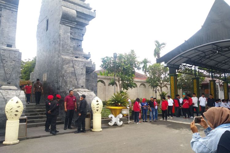 Suasana di pelataran Makam Bung Karno menjelang kedatangan Megawati Soekarnoputri, Jumat (9/2/2024)