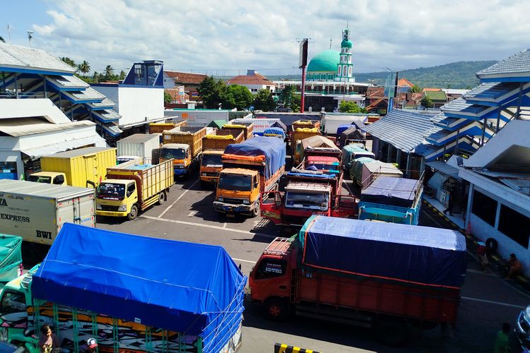 Truk yang antre masuk kapal di penyeberangan Ketapang-Gilimanuk. 