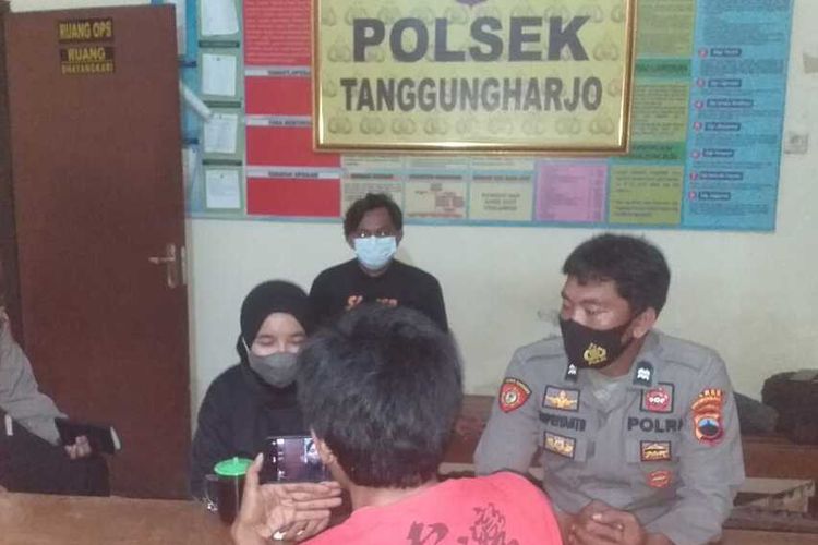 Gegara terlena dengan petunjuk Google Maps, Nurma Firdinia gadis 21 tahun asal Desa Jatirejo, Kecamatan Ngargoyoso, Kabupaten Karanganyar, Jawa Tengah tersesat di tengah Hutan Kramat Desa Sugihmanik, Kecamatan Tanggungharjo, Kabupaten Grobogan, Jateng Kamis (17/3/2022) tengah malam.