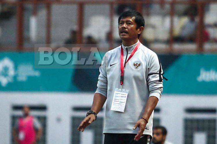 Pelatih timnas u-19 Indonesia, Indra Sjafri, berdiri di sisi lapangan pada laga uji coba kontra Arab Saudi di Stadion Wibawa Mukti, Cikarang, pada Rabu (10/10/2018).
