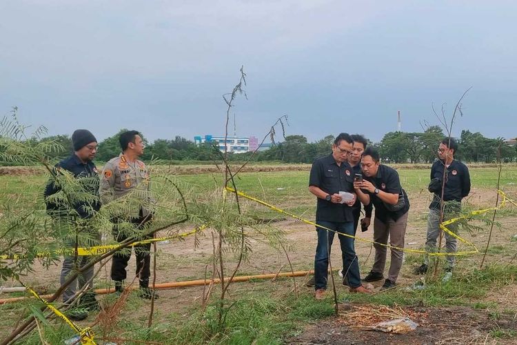 Didampingi Polrestabes Semarang, rombongan LPSK meninjau tempat kejadian perkara (TKP) kasus pembakaran mayat di lahan kosong milik CV Family, Kawasan Marina, Kamis (29/9/2022).