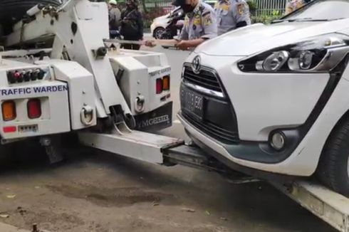 7 Mobil Kena Derek karena Parkir Liar di Matraman, Tiap Kendaraan Didenda Rp 500.000