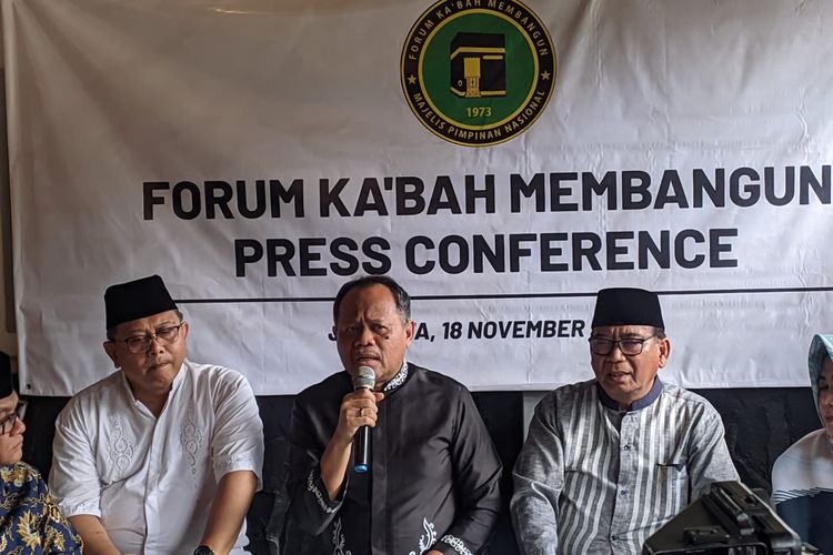 Ketua Umum Forum Ka'bah Membangun (FKM) Habil Marati (tengah) saat konferensi pers di Cipinang, Jakarta Timur terkait deklarasi Anies Baswedan sebagai calon presiden, Jumat (18/11/2022).