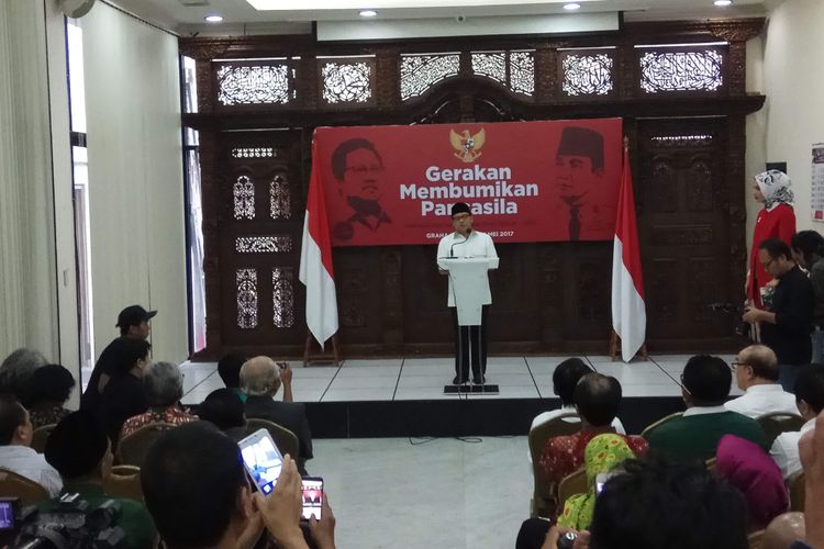 Ketua Umum PKB Muhaimin Iskandar menyampaikan sambutan dalam acara diskusi Gerakan Membumikan Pancasila yang digelar di Graha Gus Dur kantor DPP PKB, Jakarta Pusat, Rabu (31/5/2017).