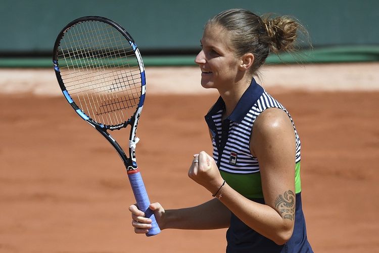 Petenis tunggal putri dari Republik Ceko, Karolina Pliskova, berselebrasi setelah memenangi laga perempat final Perancis Terbuka 2017 kontra Caroline Garcia (Perancis), di Roland Garros, Paris, 7 Juni 2017.