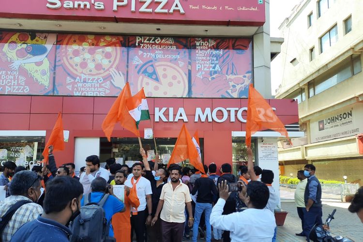 Anggota Bajrang Dal memaksa pelanggan keluar dan menutup gerai KFC & Pizza Hut dan showroom KIA Motors untuk memprotes cuitan kontroversial atas Kashmir. 