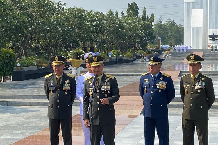 Kepala Staf Umum (Kasum) TNI Letnan Jenderal Bambang Ismawan beserta para perwira tinggi melakukan ziarah ke Taman Makan Pahlawan (TMP) Kalibata, Jakarta Selatan, Rabu (4/10/2023).