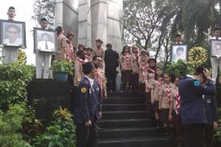 Prosesi upacara dan peletakan karangan bunga di Monumen Tragedi 12 Mei 1998, di Kampus A, Universitas Trisakti, Jakarta Barat, Senin (12/5/2014)