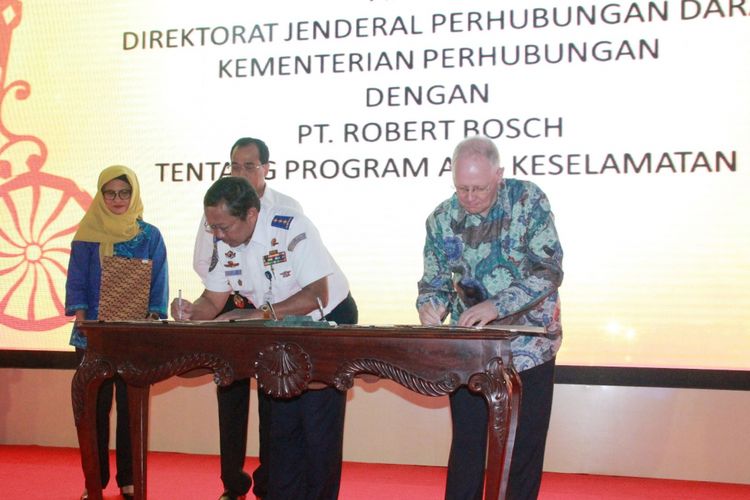 Managing Director Bosch di Indonesia, Andrew Powell (kanan), Direktorat Jenderal Perhubungan Darat Kemenhub, Budi Setiyadi (kiri) menandatangani Nota Kesepahaman kampanye keselamatan di jalan raya di Indonesia, Rabu (14/3/2017).