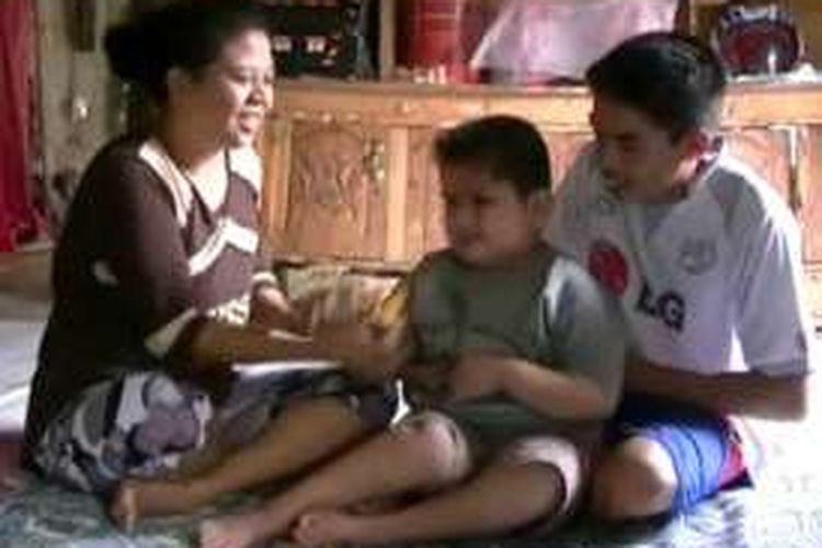 Nurdin bocah berusia 5 tahun di pulau Battoa kecamatan Binuang hanya bisa duduk dan tergolek di tempat tidur. Bocah iin didiagnosa menderita menderita radang selaput otak. Namun karena alasna tak punya biaya bocah ini tak kunjung dirujuk dna berobat ke dokter ahli.