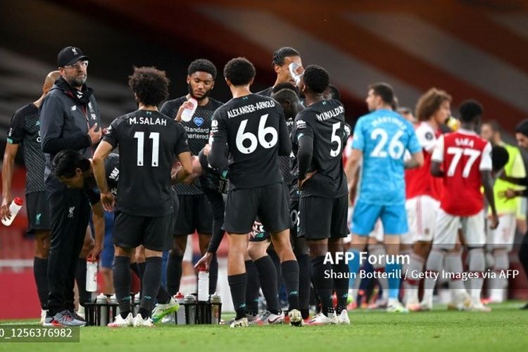 Pelatih Liverpool, Juergen Klopp, memberikan wejangan kepada anak asuhnya ketika waterbreak dalam laga Arsenal vs Liverpool di Emirates Stadium, Kamis (16/7/2020) dini hari WIB.