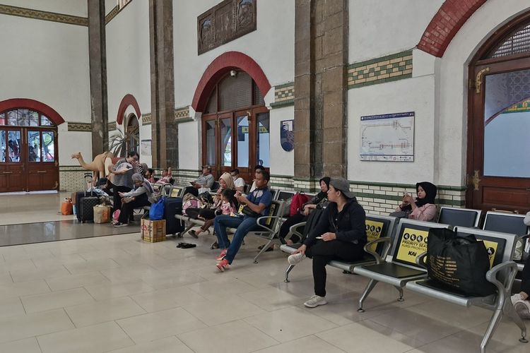 Suasana penumpang menunggu kereta di Stasiun Semarang Tawang, Kamis (3/4/2025).