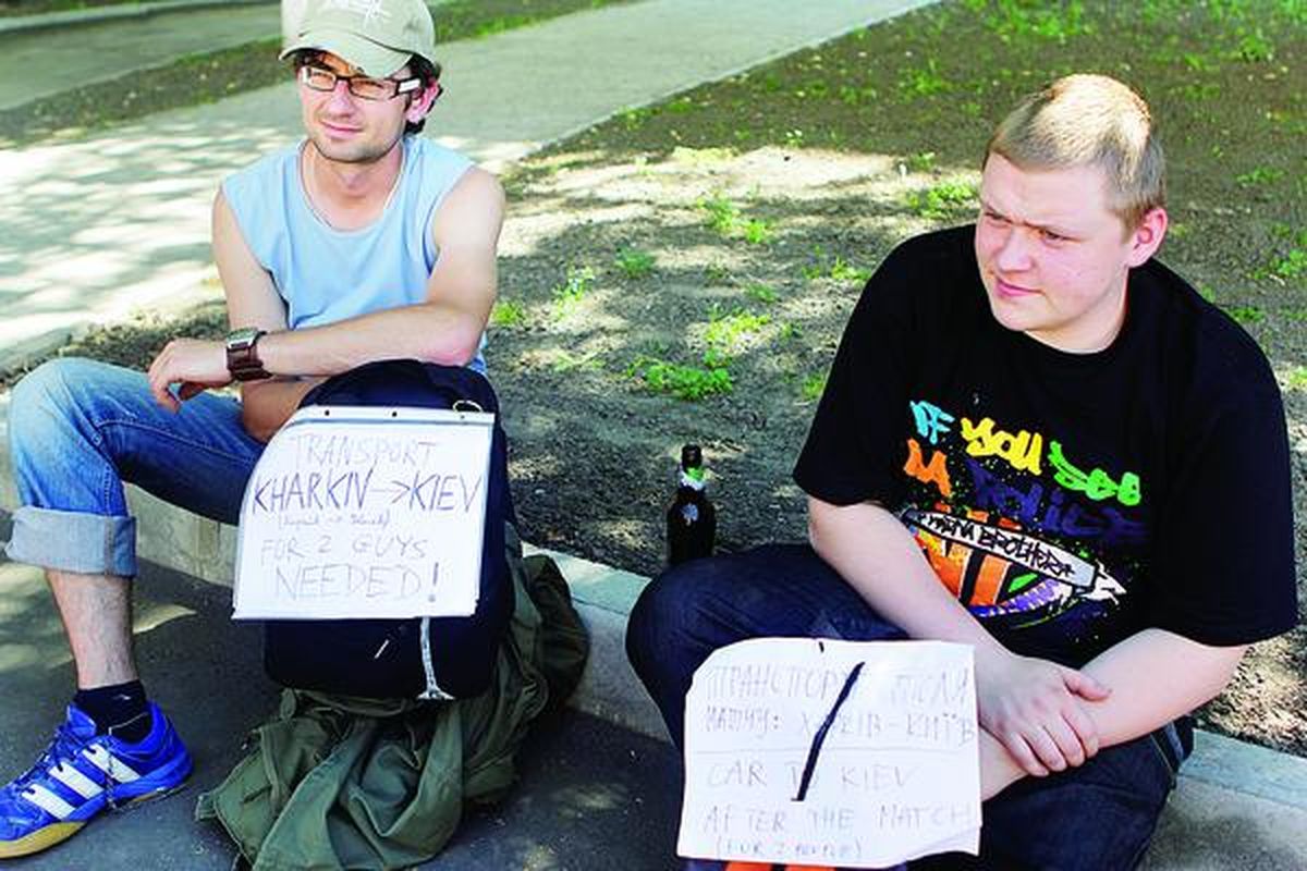David dan Mark, suporter dari Polandia, mencari tumpangan dari Kharkiv ke Kiev, Ukraina, untuk menghemat pengeluaran selama keliling kota-kota tempat penyelenggaraan Piala Eropa 2012, Rabu (13/6).