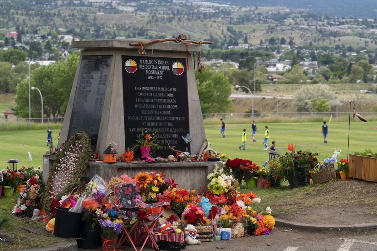Tugu peringatan di luar Sekolah Asrama di Kamloops, British Columbia., Minggu, 13 Juni 2021. 