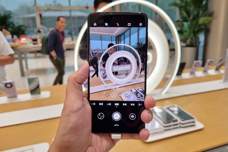 Kamera Mate 60 Pro Plus bisa menangkap objek dalam jarak jauh dengan jelas. Menurut staf di gerai Huawei Shenzhen di China. kemampuan ini berkat resolusi kamera yang tinggi. Sayangnya karena unit yang kami pegang adalah unit display, tidak semua fitur bisa kami coba, Jumat (15/9/2023).

