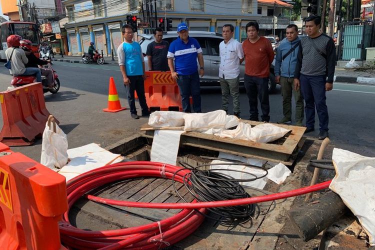 Limbah kabel ultilitas yang ditemukan Dinas SDA saat mengeruk saluran air fatmawati, Jakarta Selatan