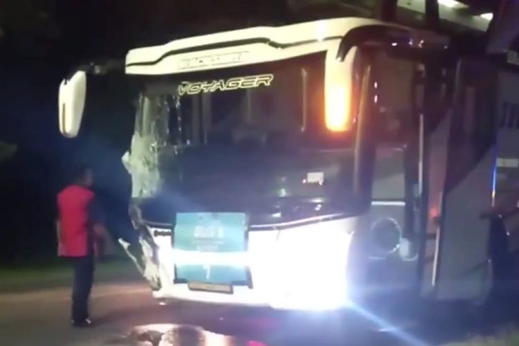 Bus rombongan jemaah haji asal Rembang terlibat insiden kecelakaan di jalan nasional Blora - Cepu, Jumat (22/7/2022) dini hari