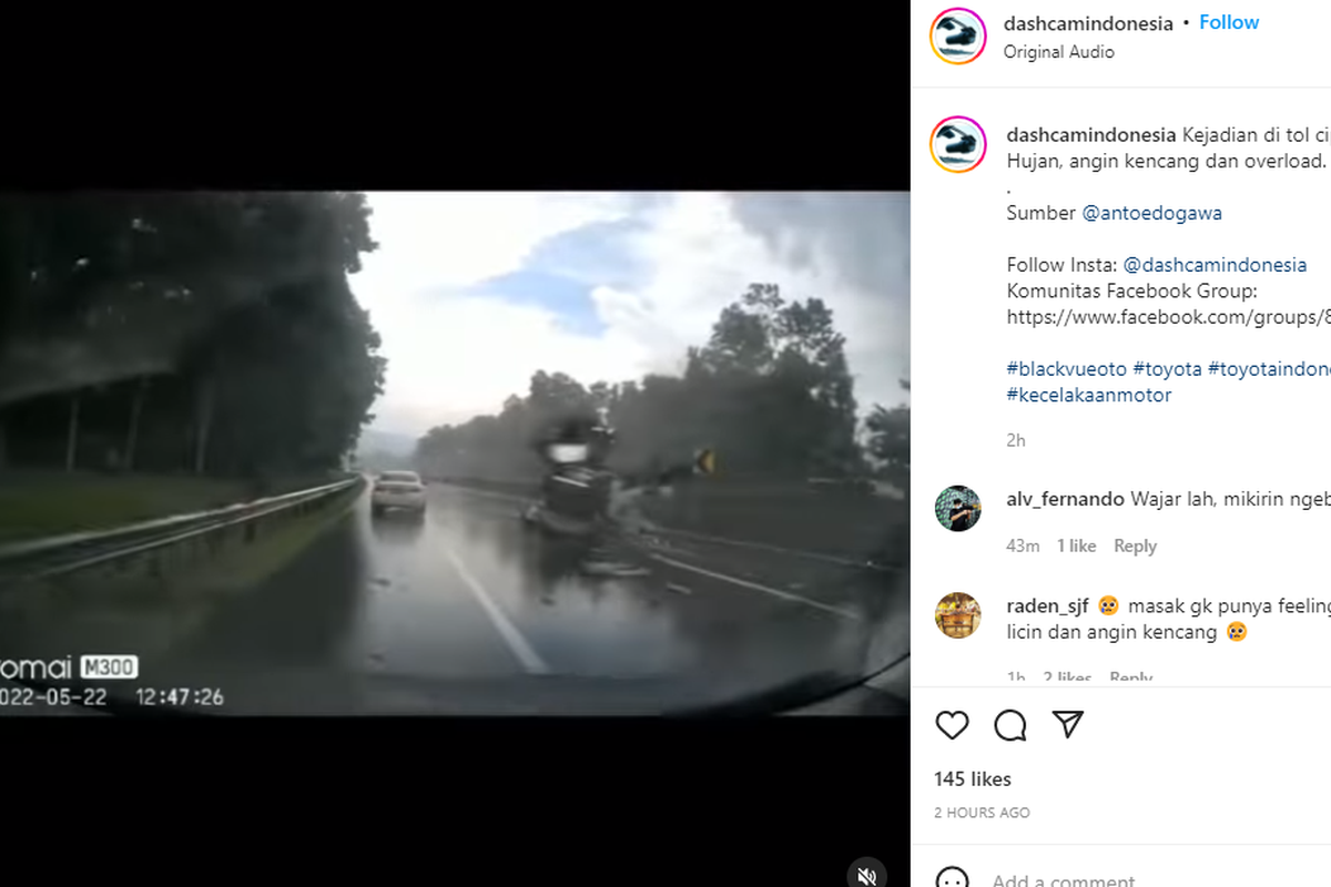 Truk bermuatan mengalami kecelakaan di Tol Cipularang Km 109. Terlihat kondisi saat itu sedang hujan dan angin kencang.