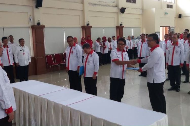 Sertijab yang melibatkan 23 pejabat eselon 2 hingga 4 ini disaksikan oleh Deputi Pengembangan Pemuda Kemenpora Prof KH Asrorun Niam dan Staf Ahli Menpora Bidang Ekonomi Kreatif, Dr Jonni Mardizal.