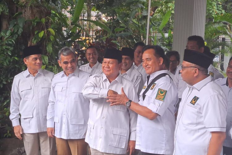 Ketua Umum Partai Gerindra Prabowo Subianto bertemu dengan Ketua Umum PBB Yusril Ihza Mahendra bertemu di kediaman Prabowo, Jalan Kertanegara, Jakarta Selatan, Kamis (6/4/2023). 