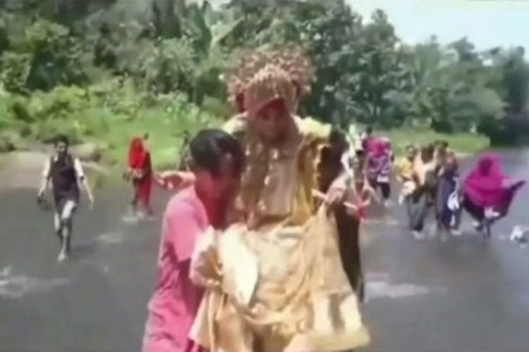 Jumriah dari Desa Banteng harus ditandu melewati sungai untuk menuntaskan prosesi adat pernikahan Bugis Mapparola atau berkunjung balik ke rumah pengantin laki-laki, pada 2 Mei 2018 lalu. Pernikahan Jumriah dan Hasman ini akhirnya viral di media sosial. 