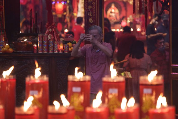 Warga keturunan Tioghoa berdoa menyambut Hari Raya Imlek 2574 di Vihara Dhanagun, Bogor, Jawa Barat, Minggu (22/1/2023). Tahun Baru China 2574 atau Imlek 2023 jatuh pada, Minggu (22/1/2023) menjadi perayaan yang dinanti oleh masyarakat Tionghoa di seluruh dunia, termasuk di Indonesia.