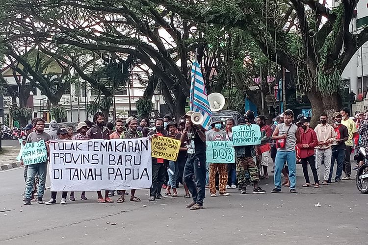 Sebanyak 52 mahasiswa asal Papua yang ada di Kota Malang, Jawa Timur melakukan aksi penolakan terhadap adanya rencana pemekaran provinsi baru di Papua di depan Bundaran Alun-alun Tugu Kota Malang pada Senin (21/3/2022).