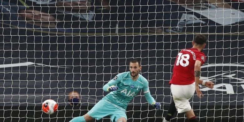 Eksekusi penalti Bruno Fernandes yang berujung gol pada laga Tottenham Hotspur vs Manchester United di Tottenham Hotspur Stadium, Sabtu (20/6/2020) dini hari WIB. 