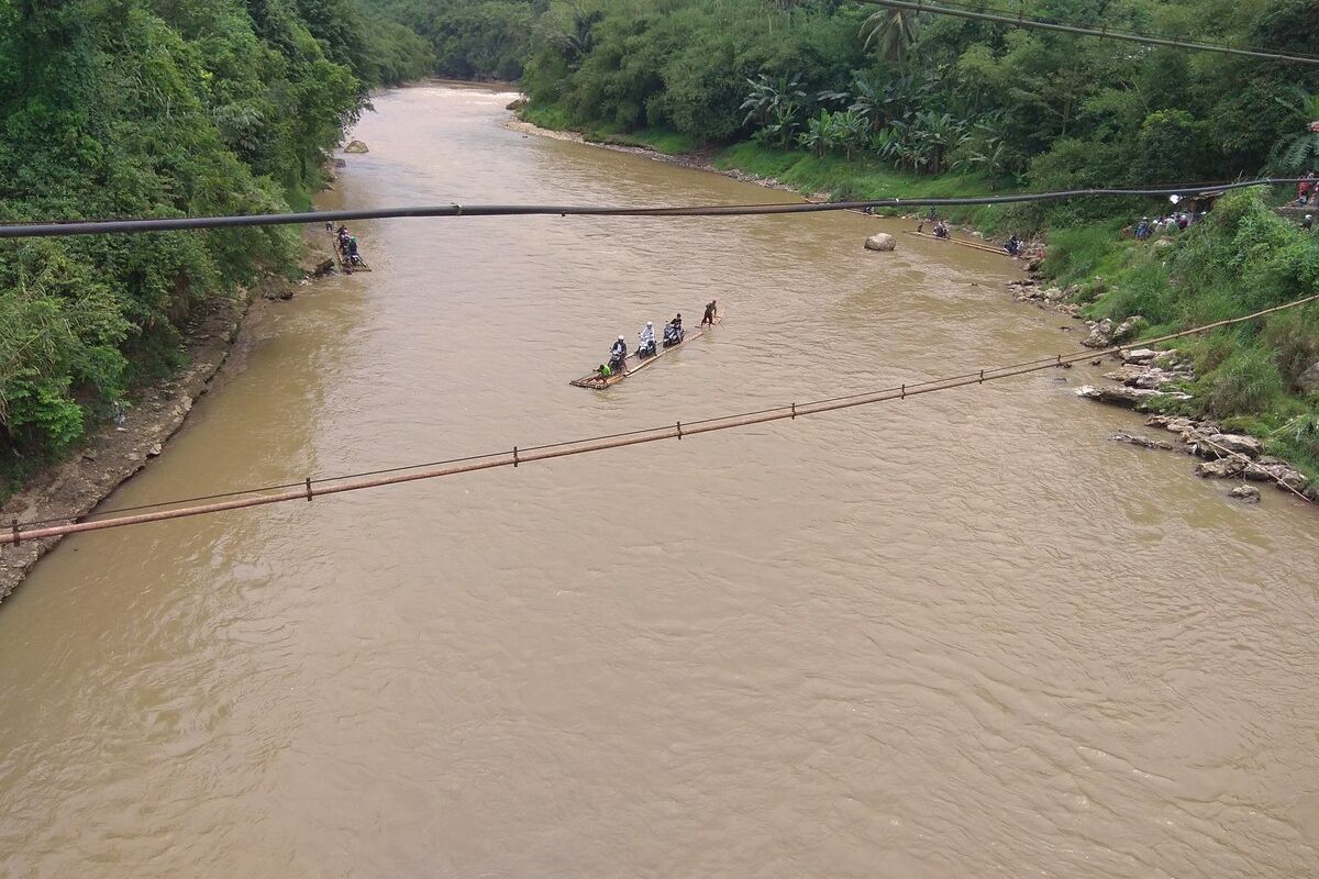 Sejumlah warga tampak sedang menyeberang Sungai Cisadane di Kabupaten Bogor, Jawa Barat.