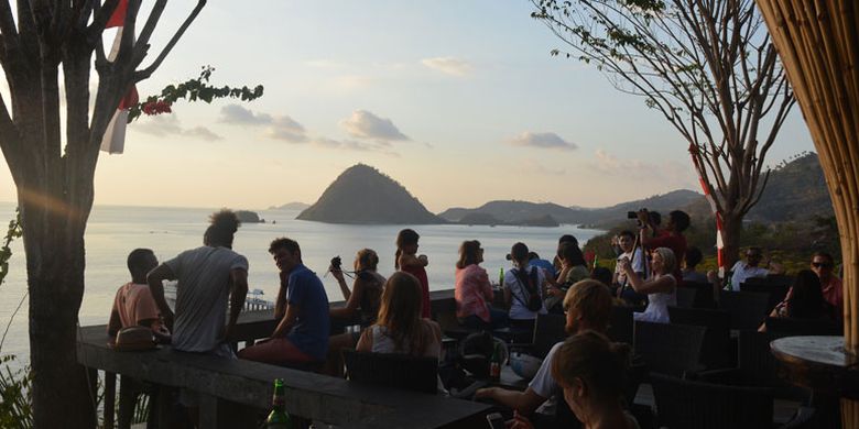 Turis asing sedang duduk di Restoran Paradise Labuan Bajo, Nusa Tenggara Timur, Minggu (27/8/2017) untuk menunggu matahari terbenam di ujung barat Pulau Flores. 