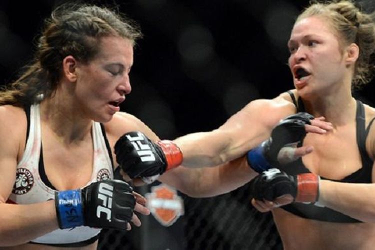 Ronda Rousey (kanan) saat menghadapi Miesha Tate