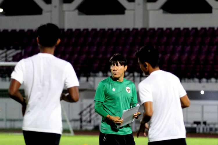 Jelang laga Kualifikasi Piala Asia U20 2023 pelatih Timnas Indonesia Shin Tae-yong memimpin latihan terakhir di Lapangan Thor Surabaya, Selasa (13/9/2022) malam.