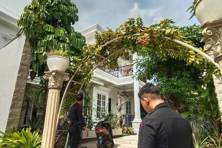 Petugas KPK saat menggeledah rumah Fujika Senna Oktaviadi di Desa Puter, Kecamatan Kembangbahu, Lamongan, Jawa Timur, Jumat (20/1/2023).