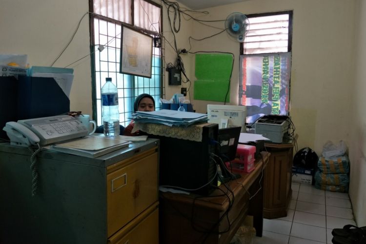 Ruang staf kantor Kelurahan Jembatan Besi yang terletak di Kecamatan Tambora, Jumat (10/11/2017).
