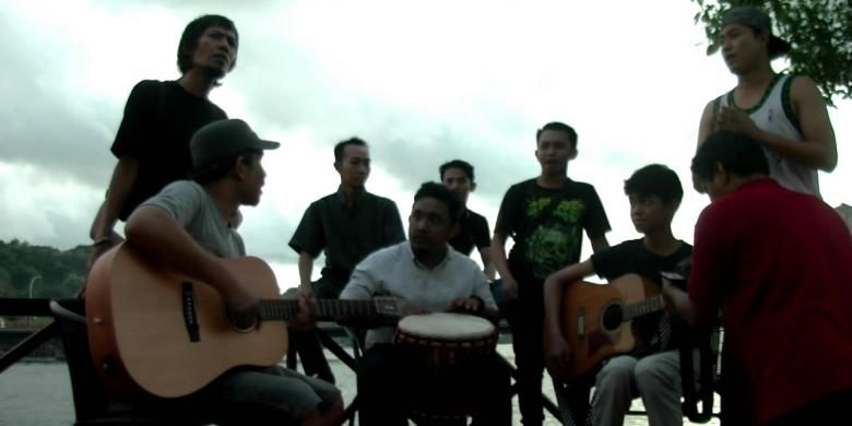 RBI Parepare. nyanyikan lagu Garuda Pancasila, peringati hari Musik Dunia,di Sekretariat RBI Kota Parepare, Sulawesi Selatan