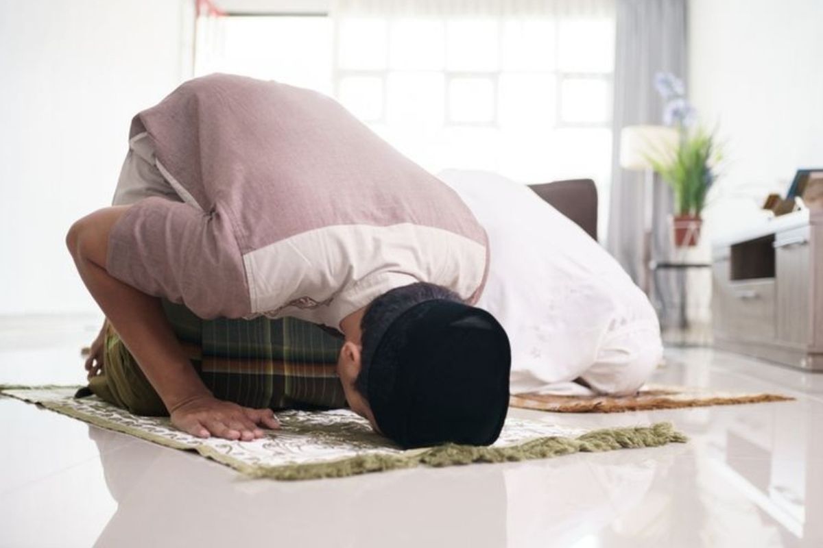 Ilustrasi shalat. Ilustrasi sujud tilawah