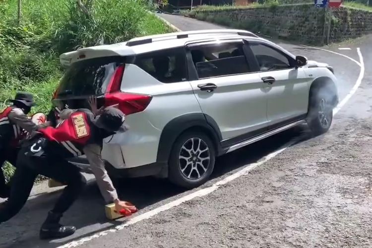Video viral di media sosial Suzuki XL7 kesulitan di jalan menanjak.