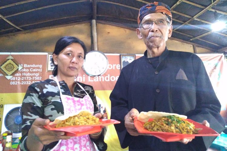 Ibu Sani dan Abah Landoeng memperlihatkan nasi dan mi goreng yang legendaris sejak zaman Presiden Soekarno.