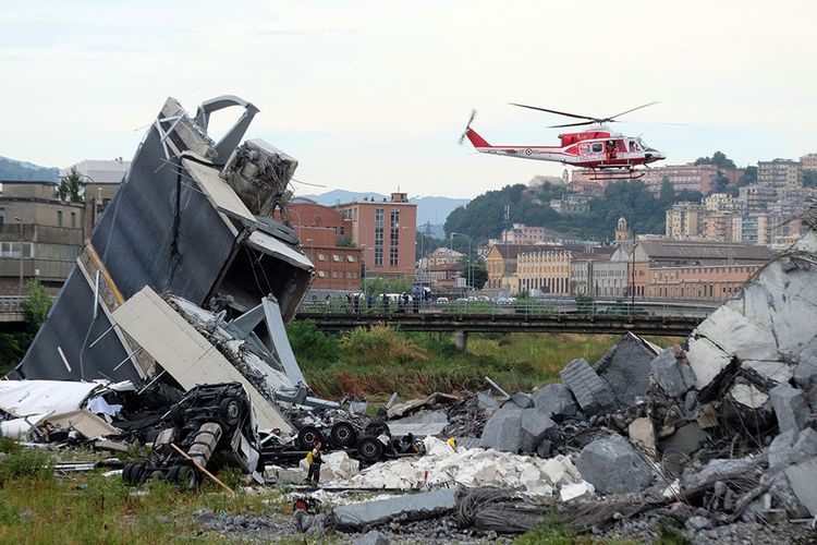 Kondisi Jembatan Morandi di Kota Genoa, Italia, yang ambruk pada Selasa (14/8/2018). Kantor berita ANSA menyebut sedikitnya 35 orang tewas akibat ambruknya salah satu seksi jembatan sepanjang 1.100 meter itu setelah hujan lebat yang mengguyur Selasa siang, waktu setempat.