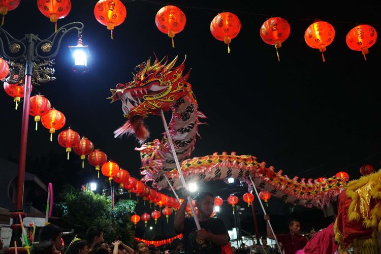 Kesenian tari singa Tionghoa (barongsai) dan naga beraksi di kawasan Vihara Hok Lay Kiong, Bekasi Timur, Kota Bekasi, Senin (16/2/2026). Penampilan barongsai dimaknai sebagai penolak energi negatif dan simbol harapan baru.