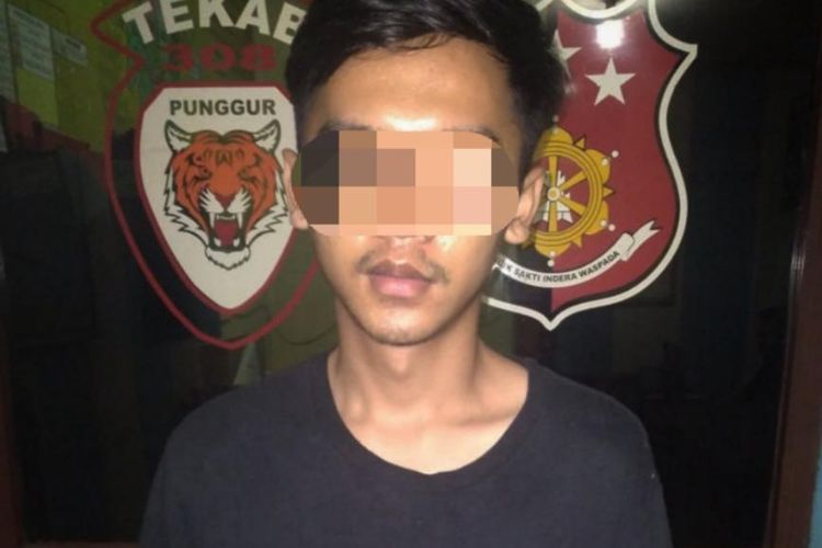 Pelaku RYF (22) warga Kalideres yang menipu pedagang di Lampung, kini ditahan di Mapolsek Punggur, Senin (16/1/2023).