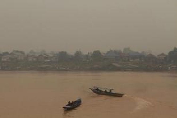 Suasana kabut asap yang menyelimuti Kota Palangkaraya, Kalimantan Tengah (27/10/2015). Meski hujan deras mengguyur Kota Palangkaraya malam sebelumnya, kabut asap pekat masih menyelimuti Bumi Tambun Bungai. 