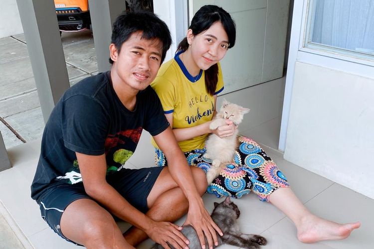 Gelandang PSM Makassar, Bayu Gatra dan istrinya Venty Dwi Pratiwi sedang santai bermain dengan kucing peliharaannya di rumah.