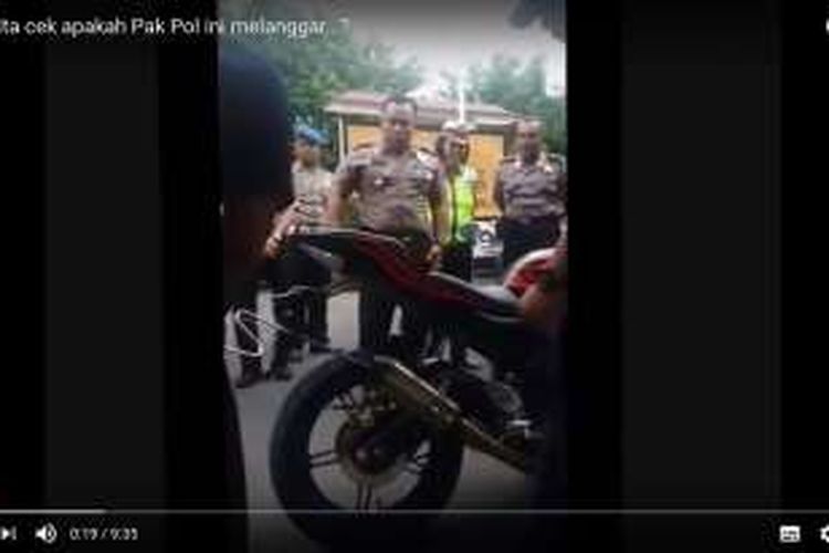 Kepala Polres Magelang Kota AKBP Edi Purwanto memeriksa knalpot racing motor anggotanya dan direkam video serta diunggah ke YouTube.