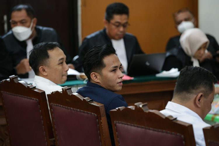 Terdakwa kasus pembunuhan berencana Brigadir J, Ricky Rizal, Richard Eliezer, dan Kuat Ma'ruf menjalani sidang di Pengadilan Negeri Jakarta Selatan, Senin (12/12/2022). Putri Candrawathi menjadi saksi dalam sidang kali ini.